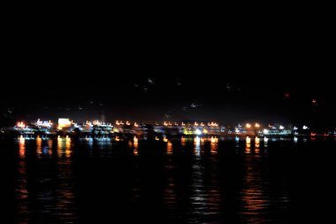 Arka plan, gece bulanık ışık güzel bir çizgi oluşturuyor.