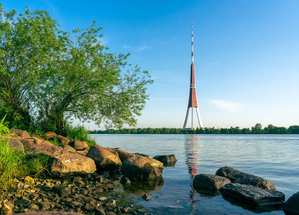 Daugava nehrinin karşısındaki Riga TV kulesine yaz manzarası..