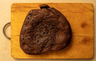 Taze şekilli kahverengi kek ahşap bir tahtanın üzerinde ev yapımı.