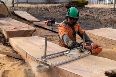 Elektrikli testere değirmeni kullanarak tahta keserken meşenin ikinci hayatı