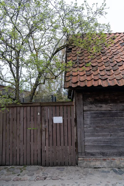 Angolo Una Vecchia Casa Legno Con Tetto Piastrellato Cancello Verticale — Foto Stock