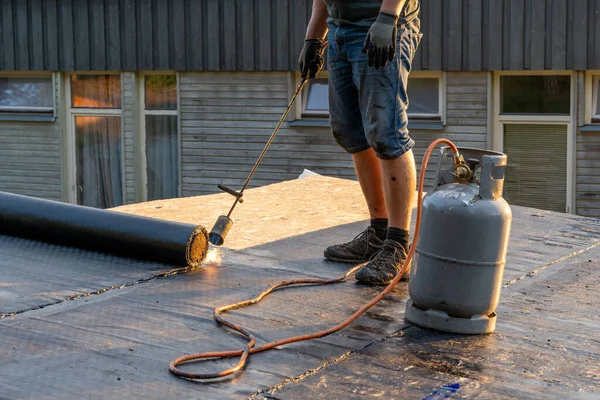 Colocación Techos Impermeabilización Betún Con Una Quemadura Gas — Foto de Stock