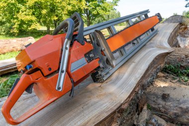 geniş tahta üzerinde meşe kütükleri kesmek için mobil testere fabrikası