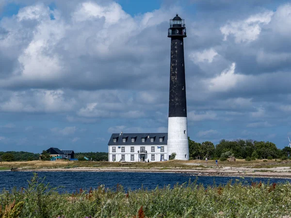Estonya, Saaremaa Adası. Sorve boynuzunun kıyısında yerden yükselen beyaz bir deniz feneri