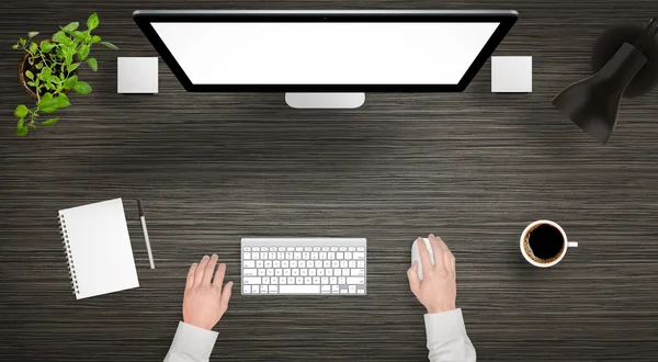 Сучасний стіл з ізольованим видом на екран комп'ютера. Дизайнер працює з мишкою і клавіатурою. Кава, лампа, папір, окуляри, рослина, дивитися на столі . — стокове фото