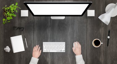 İzole bilgisayar ekran üst görünümü ile modern masa. Tasarımcı bir fare ve klavye ile çalışır. Kahve, lamba, kağıt, gözlük, bitki, masada izlemek.