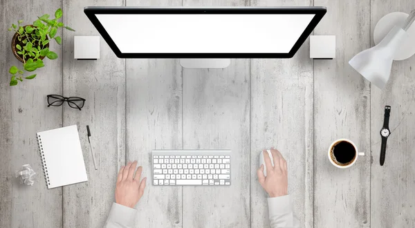 Bureau moderne avec écran d'ordinateur isolé vue de dessus. Designer fonctionne avec une souris et un clavier. Café, lampe, papier, verres, plante, regarder sur la table . — Photo