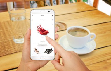 Akıllı telefon ile online alışveriş. Kadın elinde izole telefon. Online mağazada kadın ayakkabı satın alma.