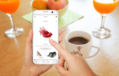 Akıllı telefon ile online alışveriş. Kadın elinde izole telefon. Online mağazada kadın ayakkabı satın alma.