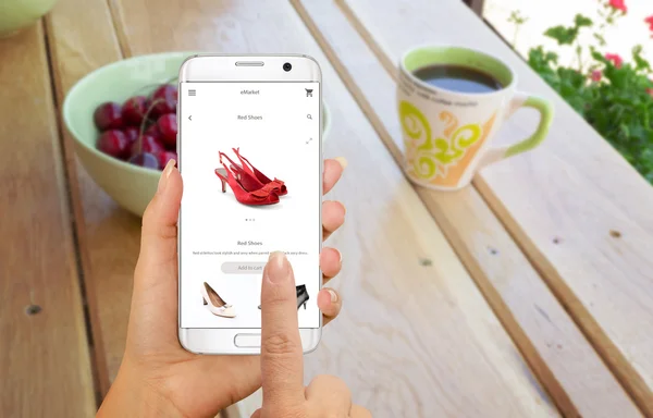 Online shopping med Smart Phone. Isolerad telefon i kvinnans hand. Köpa kvinnor skor på online-butik. — Stockfoto