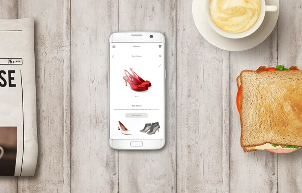 Akıllı telefon ile online alışveriş. Online mağazada kadın ayakkabısı satın almak. Kahve ile rahatlayın.