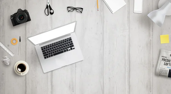 Scrivania con computer portatile e spazio libero per il testo circondata da molti accessori da scrivania . — Foto Stock
