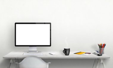 Ofis iç mockup için yalıtılmış bilgisayar ekranı. Klavye, fare, bir fincan kahve, kağıt, kalem içeren çalışma masası. Metin için duvarda boş alan.