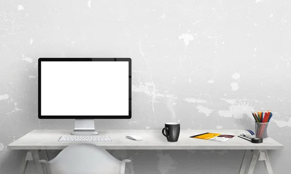 Geïsoleerde computer display voor mockup in kantoor interieur. Bureau met toetsenbord, muis, kopje koffie, papier, potloden. Vrije ruimte op de muur voor tekst. — Stockfoto