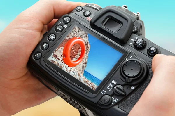 Foto vom Strand auf Kamera-Display während der Sommerferien. Reisefotografie. — Stockfoto