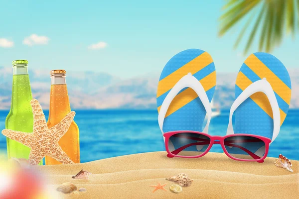Sonnenbrille, Saft und Hausschuhe am Strand. Seesterne und Muscheln auf Sand. Strand und Meer mit Palmen im Hintergrund. — Stockfoto