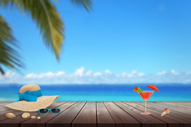 Şapka, güneş gözlüğü, kokteyl, kabuk plaj masada. Metin için özgür yer. Plaj, deniz, palmiye ve mavi gökyüzü arka planda.
