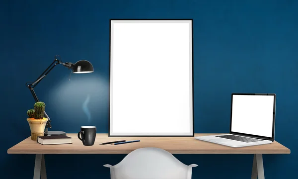Quadro de cartaz isolado e laptop na mesa de escritório para maquetes. Lâmpada, cacto, lápis, livro, xícara de café na mesa . — Fotografia de Stock