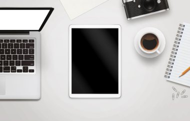 Beyaz tablet ile izole perde mockup ofis masasında için. Dizüstü bilgisayar, kamera, fincan kahve, kağıt, not defteri, kalem beyaz masaya. Üstten Görünüm.