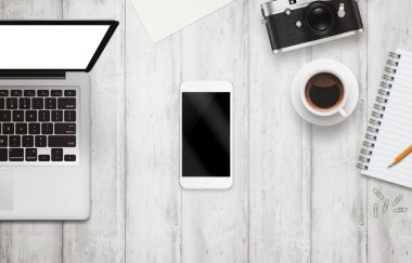 Beyaz akıllı telefon ile izole perde mockup ofis masasında için. Dizüstü bilgisayar, kamera, fincan kahve, kağıt, not defteri, kalem beyaz masaya. Üstten Görünüm.