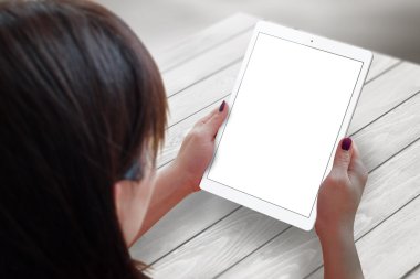 Kadın elinde tablet. Mockup için izole beyaz ekran. 