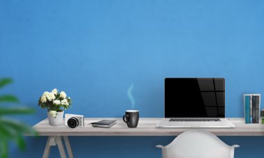 İle ofis masasında boş ekran dizüstü bilgisayar. Boş alan için metin duvarda. Arka planda mavi duvar. 