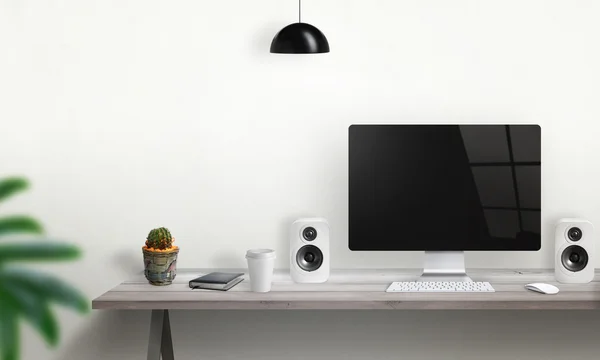 Ordenador con pantalla en blanco en escritorio de oficina — Foto de Stock