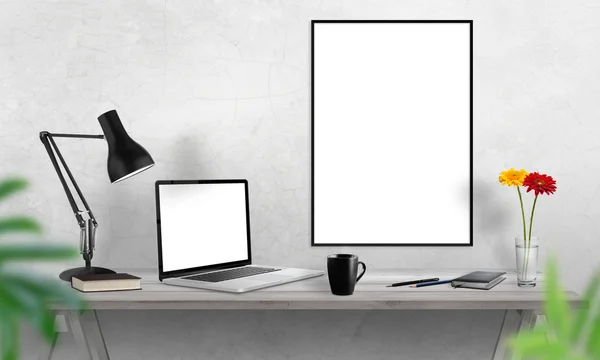 Ordinateur portable et cadre d'affiche sur le bureau. Café, cactus, cahier, lampe sur la table . — Photo