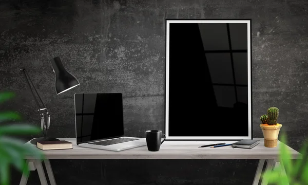 Laptop και αφίσα πλαίσιο σε γραφείο. Καφέ, κάκτος, σημειωματάριο, λάμπα στο τραπέζι. — Φωτογραφία Αρχείου