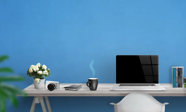 空白的屏幕，在办公室桌上的笔记本电脑。在文本的墙上的可用空间。蓝色的背景墙. — 图库照片