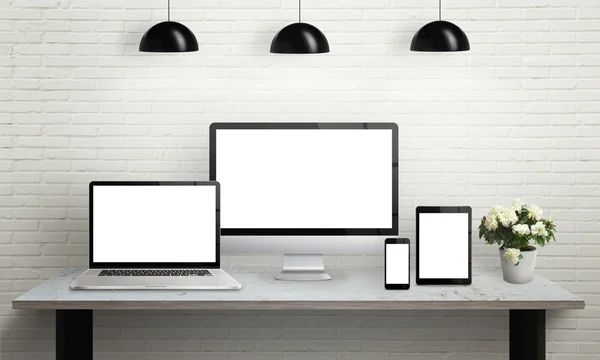 Dispositivos en escritorio con pantalla aislada para maqueta —  Fotos de Stock