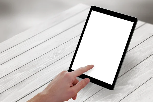 Uomo touch screen tablet mano su scrivania in legno. Vista isometrica — Foto Stock