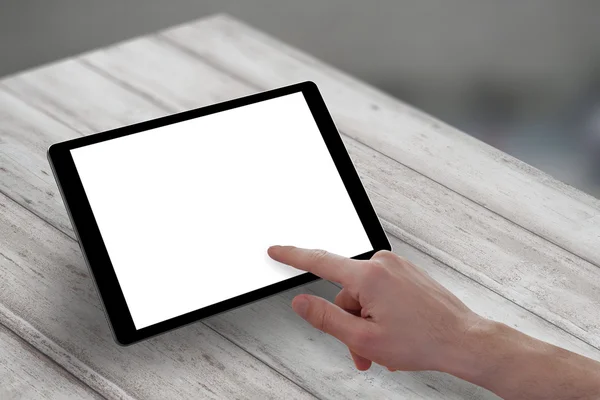 Uomo touch screen tablet mano su scrivania in legno. Vista isometrica — Foto Stock