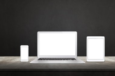 Duyarlı web tanıtımı için yalıtılmış beyaz ekrana sahip aygıtlar. Dizüstü bilgisayar, tablet, masada akıllı telefon