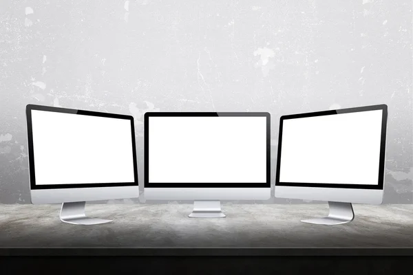 Устройства с изолированным белым дисплеем для отзывчивого продвижения в Интернете. Компьютер, ноутбук, планшет, смартфон на столе — стоковое фото