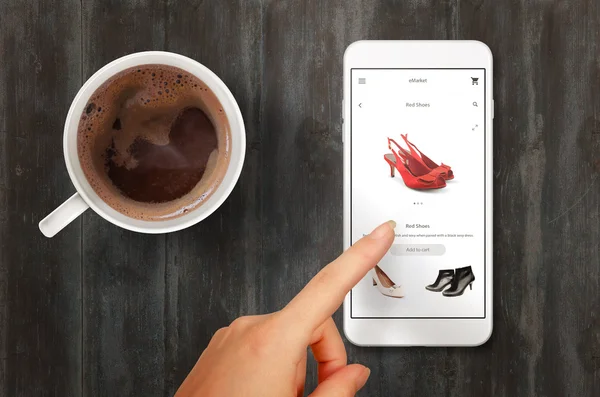 Kvinnliga shoppingskor med smart telefon. Ovanifrån scen med kaffe. — Stockfoto
