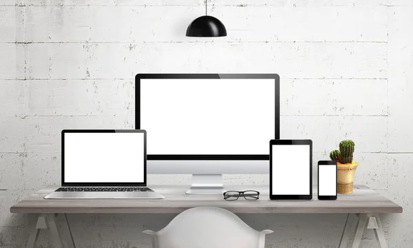Responsieve apparaten op Bureau met geïsoleerde scherm voor mockup. Comp — Stockfoto
