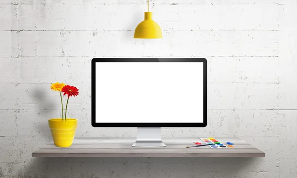 Computador com tela isolada para mockup na mesa de escritório . — Fotografia de Stock