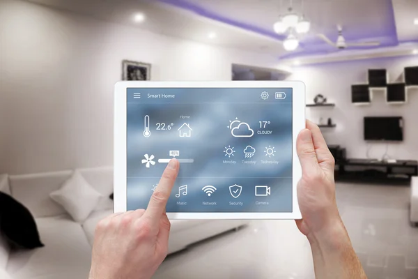 Aplicación inteligente del sistema de control remoto en el hogar. Sala de estar interior en el fondo . — Foto de Stock