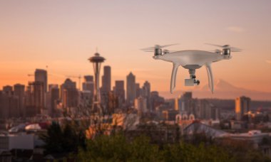 Şehir merkezine doğru uçan kamera ile dron dört helikopter. 