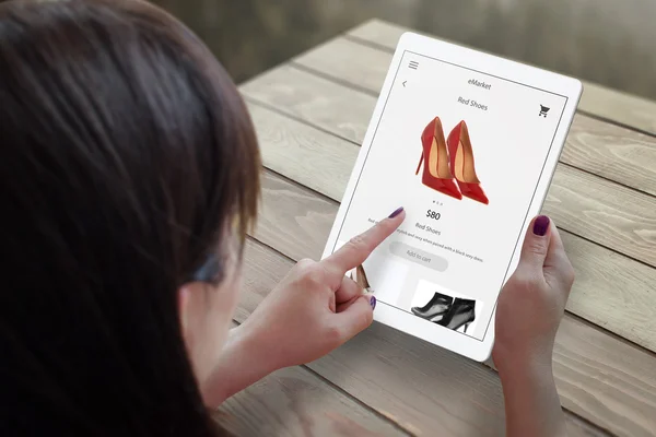 Shopping con tablet. Donna comprare scarpe rosse sul mercato online . — Foto Stock
