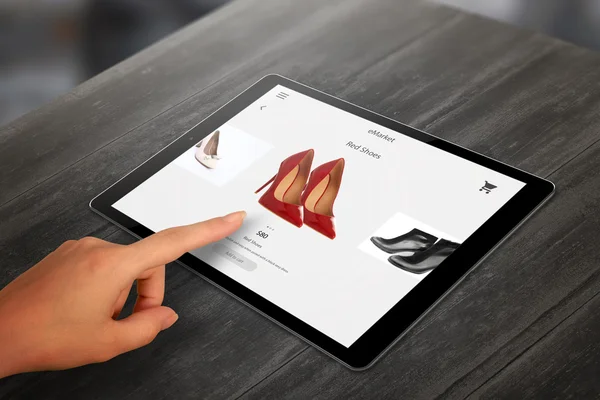 Compras com tablet. Mulher comprar sapatos vermelhos no mercado online . — Fotografia de Stock