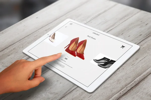 购物的平板电脑。女人买红色的鞋子，在线市场上. — 图库照片