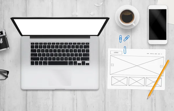 Computer e idea di sito web su carta. Vista dall'alto della scrivania con computer, telefono, macchina fotografica, occhiali, caffè . — Foto Stock