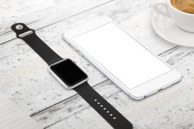 Smartwatch ve telefon ile mockup için boş perde. İzometrik görünümü. Kahve masada.