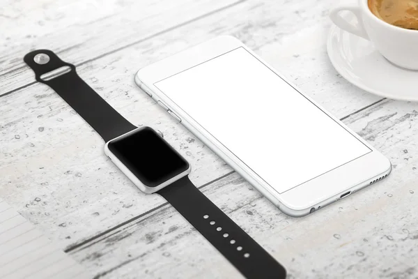 Smartwatch og telefon med blank skjerm for spott. Isometrisk utsikt. Kopp med kaffe ved siden av bordet . – stockfoto