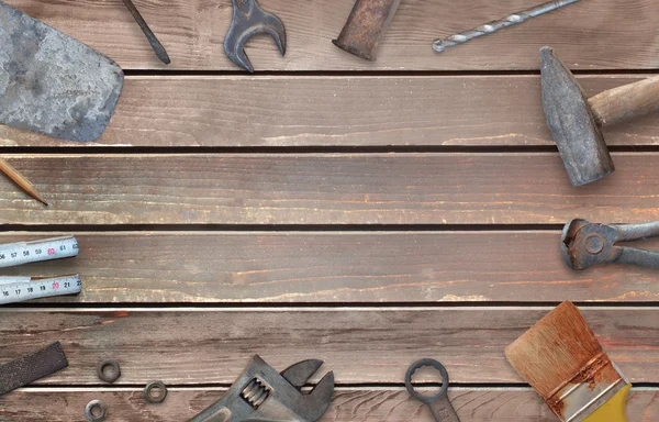 Viejas herramientas de construcción con espacio libre para texto. Martillo, cincel, pincel, pintura, plano de madera, regla, virutas, articulación, clavo, llave inglesa . — Foto de Stock