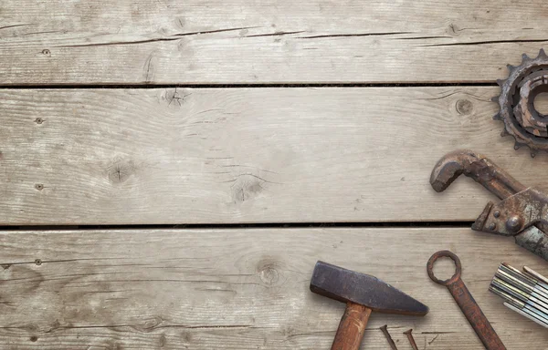 Gamla verktyg på träbord med ledigt utrymme för text. Traditionella handgjorda verktyg för hantverkare. — Stockfoto