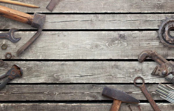 Gamla verktyg på träbord med ledigt utrymme för text. Traditionella handgjorda verktyg för hantverkare. — Stockfoto