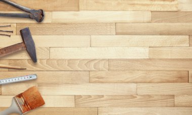 Metin için boş alan ile ahşap masa üzerinde eski araçlar.